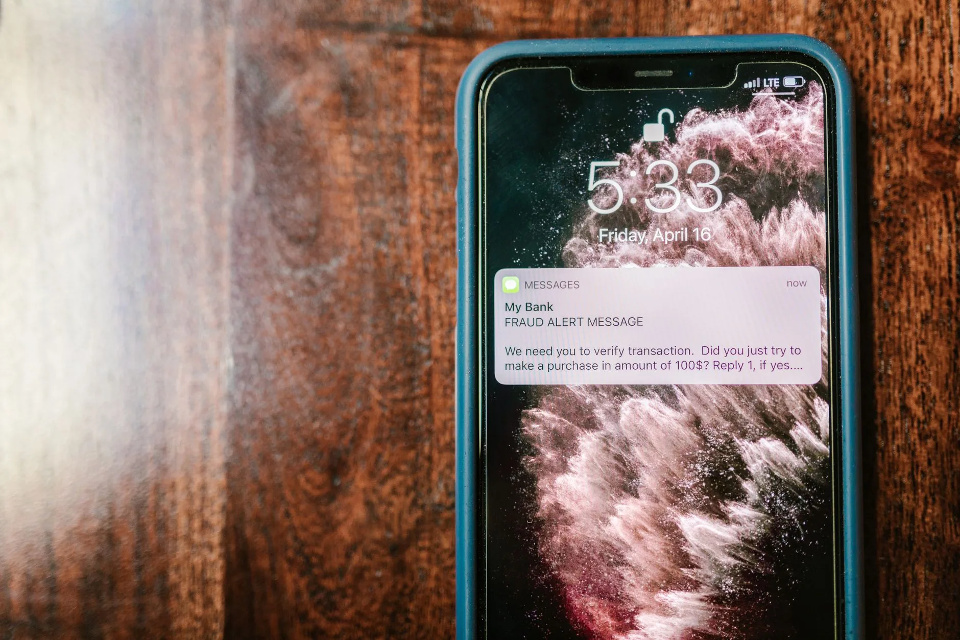 Telemóvel a mostrar as definições de segurança e verificação em duas etapas do WhatsApp